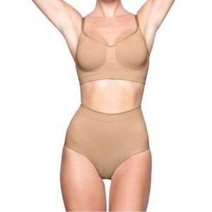 Skims SCULPTING MID WAIST BRIEF nude size S/M NWOT